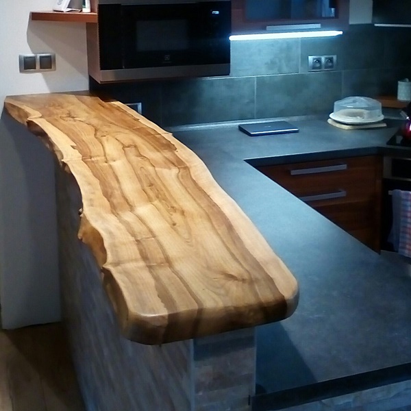 Live edge ořechový barový pult