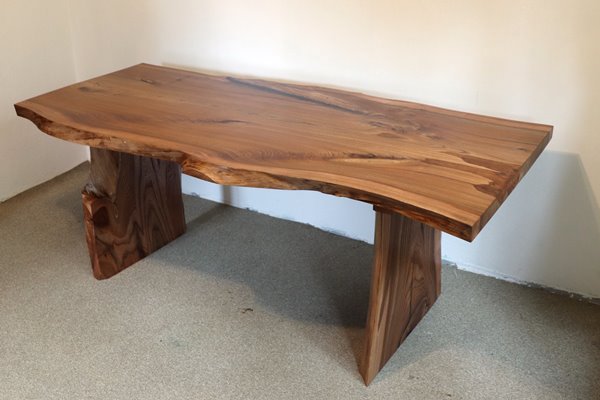 Jídelní stůl z jilmového dřeva s epoxidovou pryskyřicí